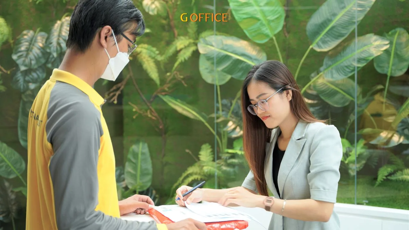 lễ tân G Office nhận thư cho khách hàng thuê văn phòng ảo