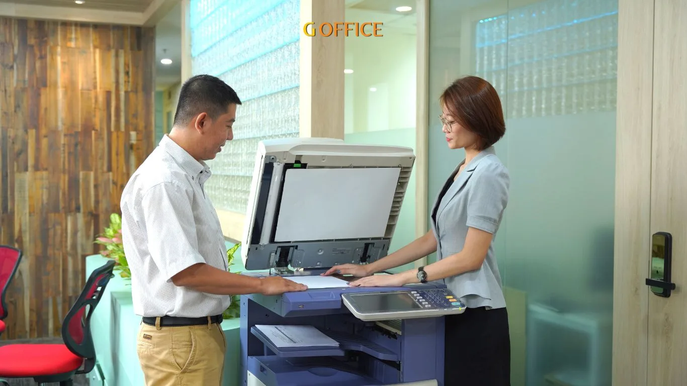 nhân viên G Office hướng dẫn khách hàng sử dụng thiết bị văn phòng
