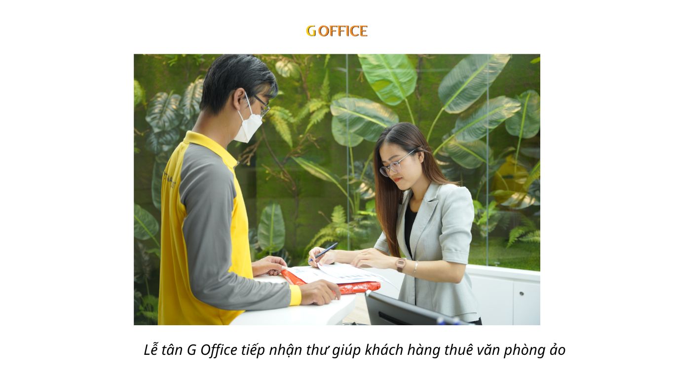 Lễ tân G Office tiếp nhận thư giúp khách hàng thuê văn phòng ảo